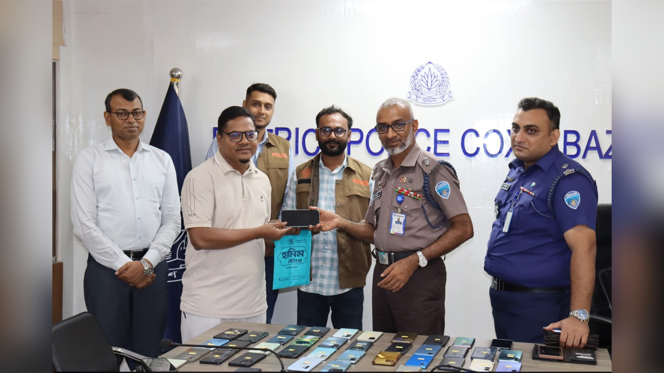 কক্সবাজার পুলিশের সাফল্য: উদ্ধার হলো আইফোনসহ ৫০ মোবাইল