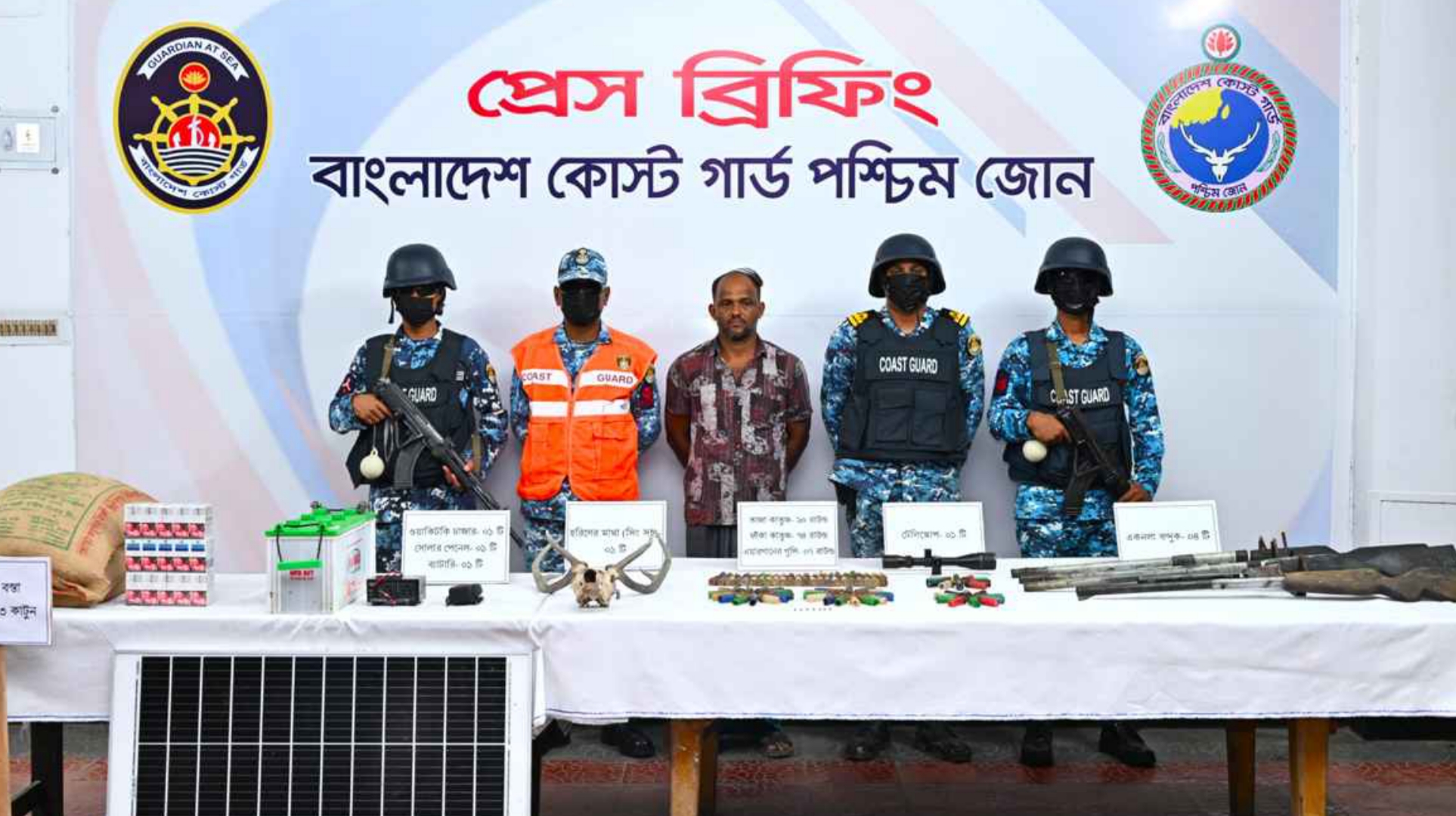 সুন্দরবনে অস্ত্র-গুলিসহ করিম শরীফ বাহিনীর সদস্য আটক