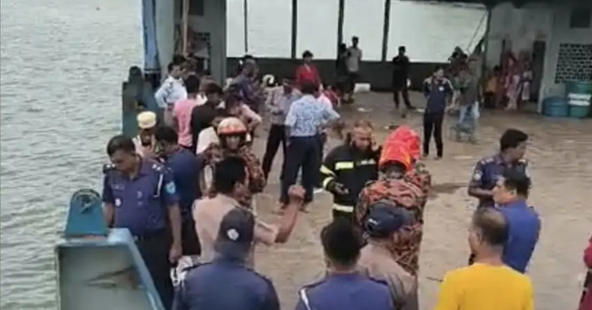 পদ্মা নদীতে ফের যাত্রীবাহী বাস দুর্ঘটনা