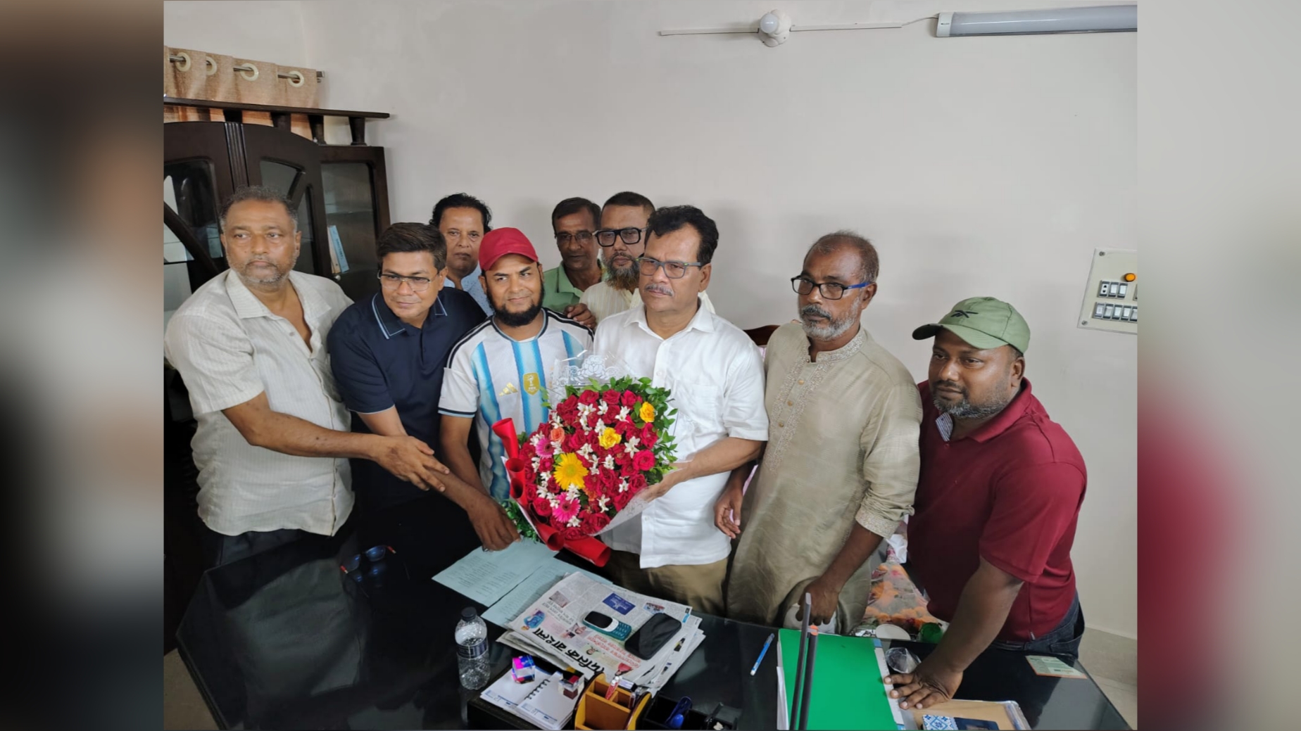 ডিসি হাবিবকে পাটকেলঘাটা ক্লাব-পাঠাগারের ফুলেল শুভেচ্ছা