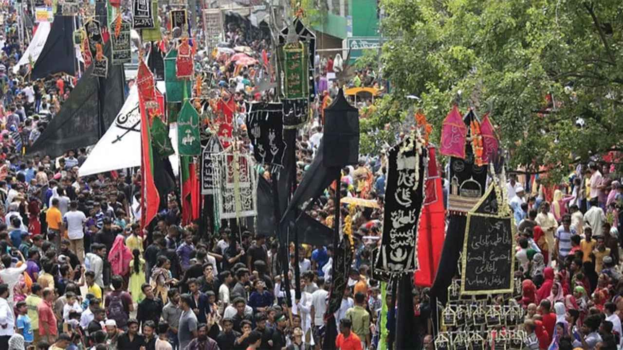 হোসেনি দালান থেকে বের হলো ঐতিহ্যবাহী তাজিয়া মিছিল