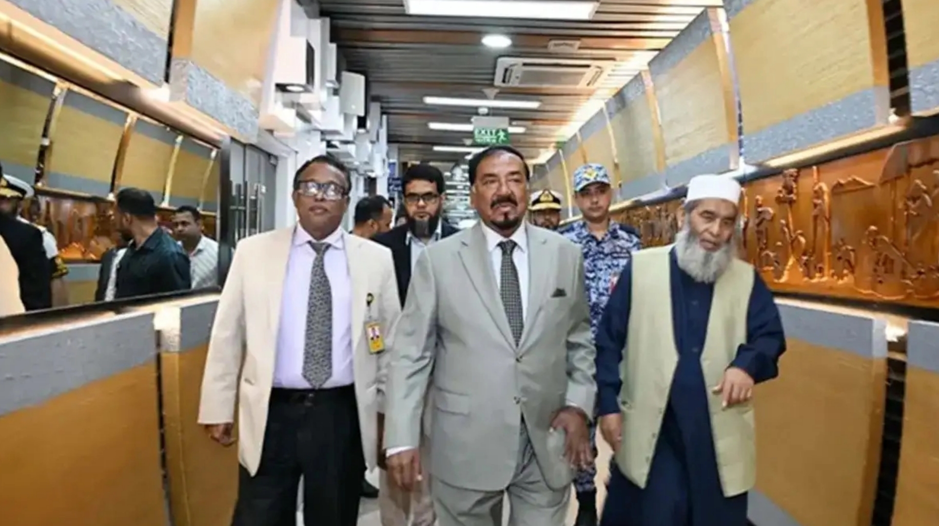 ইরানের সর্বোচ্চ নেতার জানাজা শেষে দেশে ফিরলেন স্পিকার