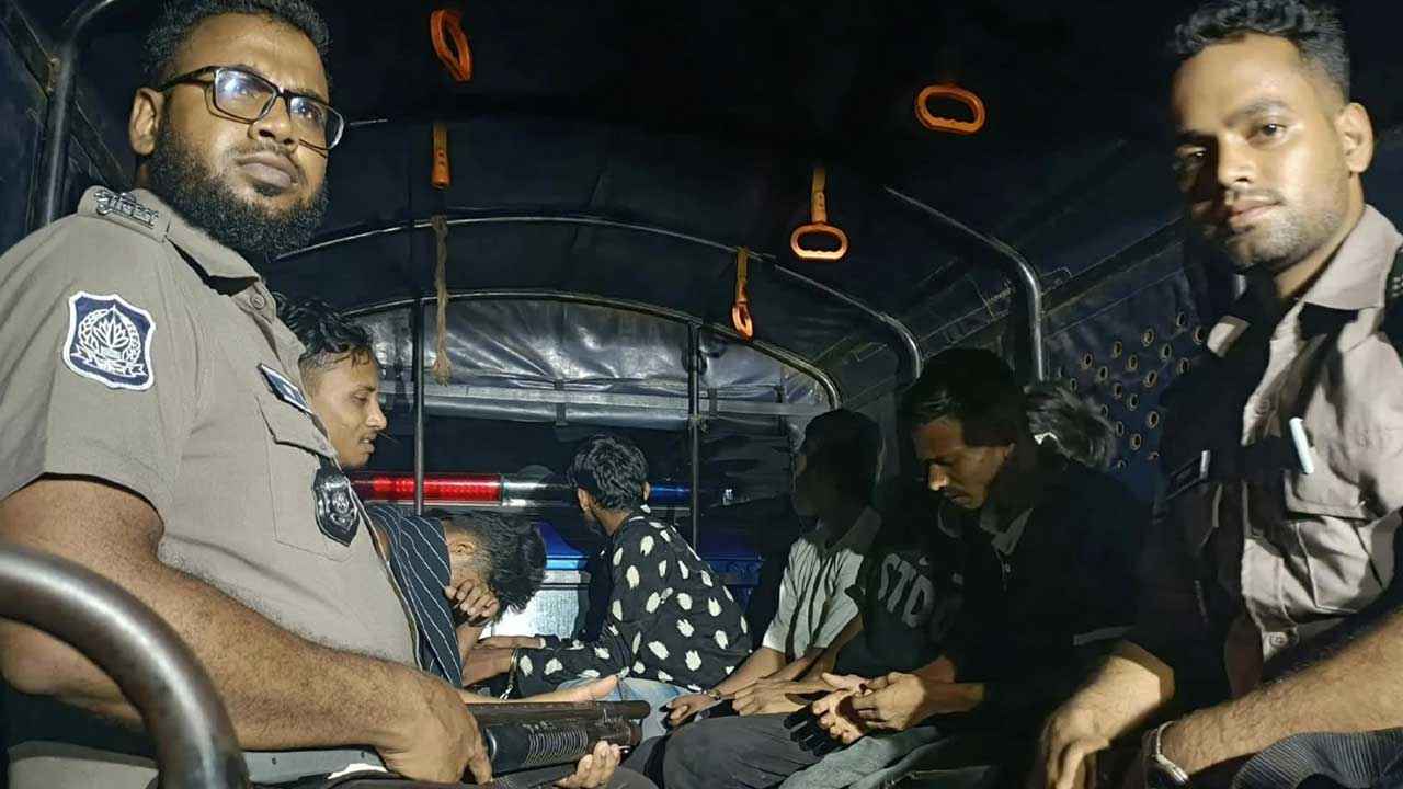 মোহাম্মদপুরে শীর্ষ সন্ত্রাসীসহ গ্রেফতার ৭
