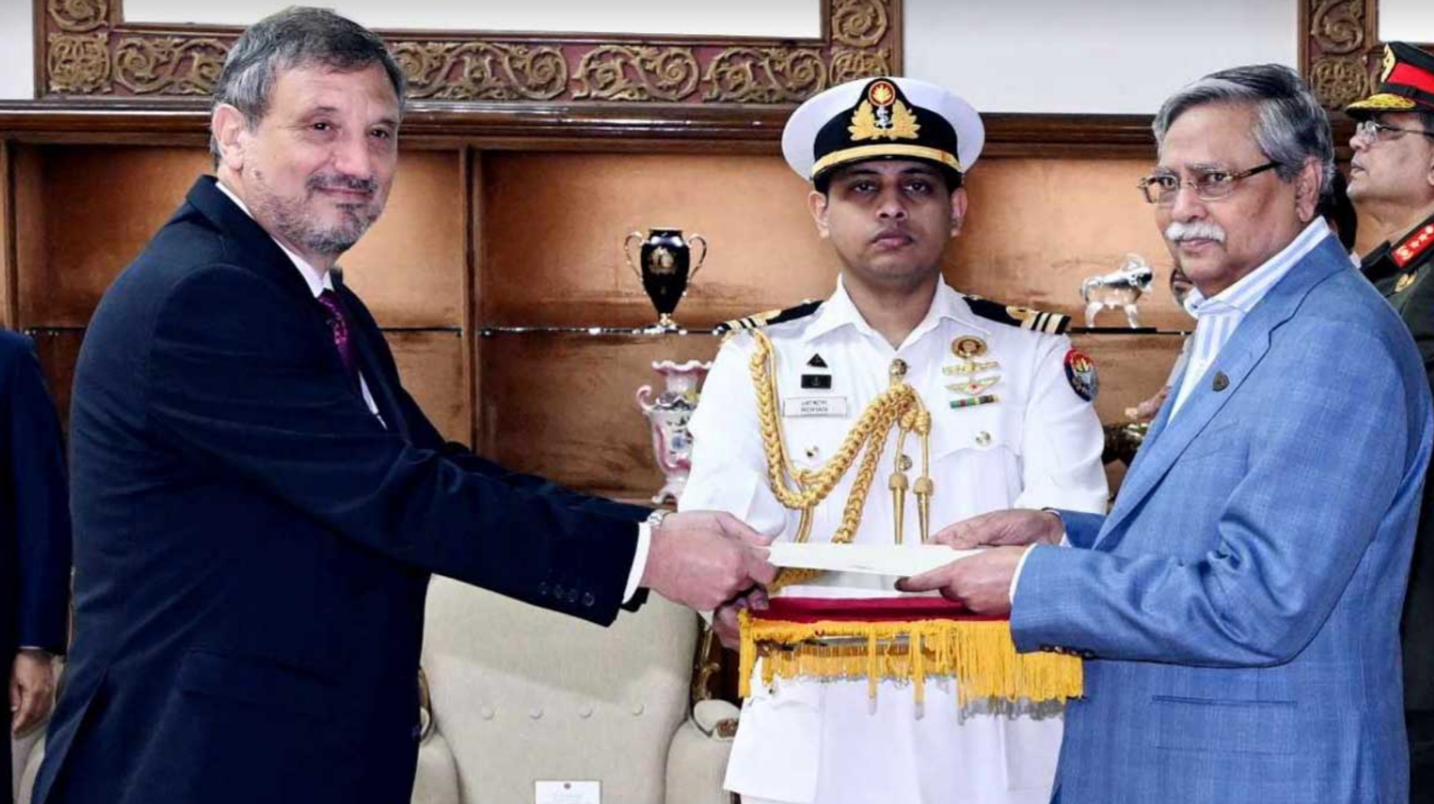 রাষ্ট্রপতির কাছে পরিচয়পত্র দিলেন বুলগেরিয়ার রাষ্ট্রদূত