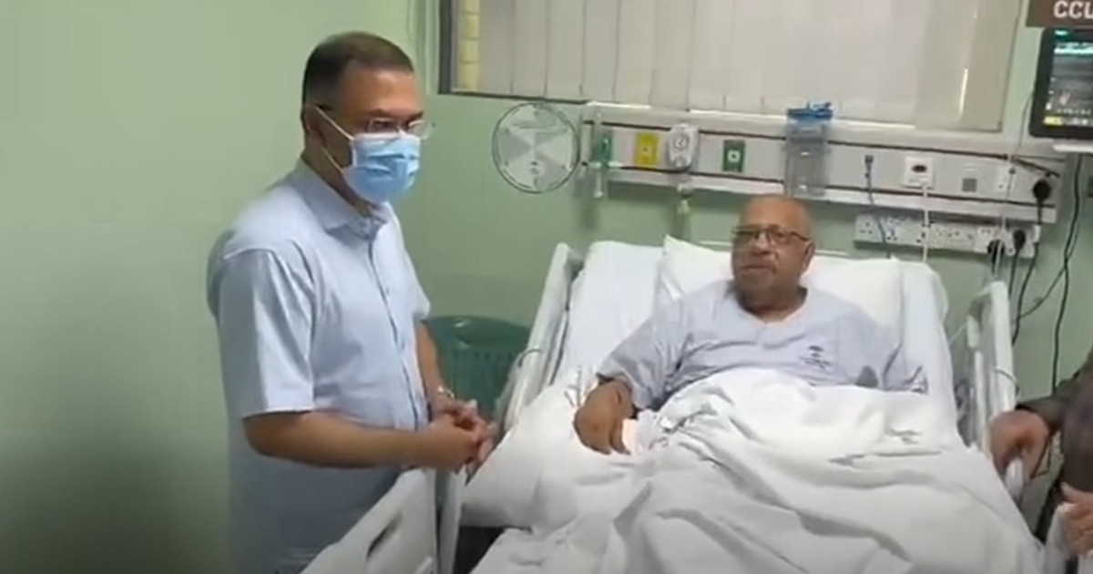অধ্যাপক পাভেলকে দেখতে হাসপাতালে প্রধানমন্ত্রী