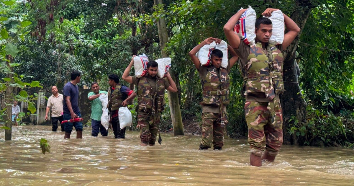 বন্যাদুর্গত চট্টগ্রামে উদ্ধার ও সহায়তায় সেনাবাহিনী