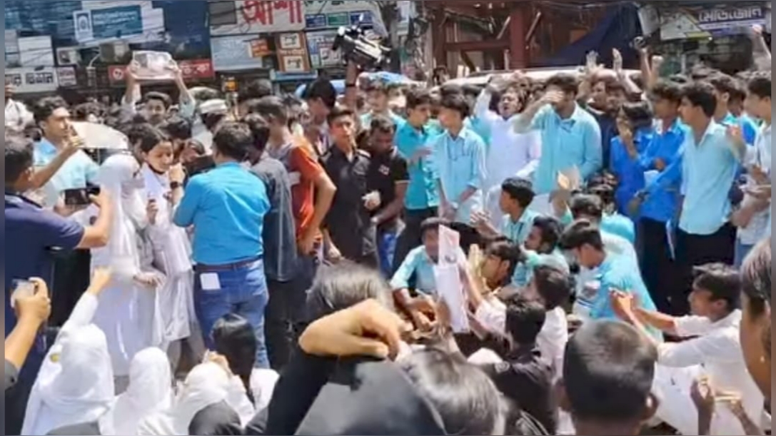 ফেনীতে শিক্ষা মন্ত্রীর পদত্যাগ চেয়ে শিক্ষার্থীদের বিক্ষোভ 