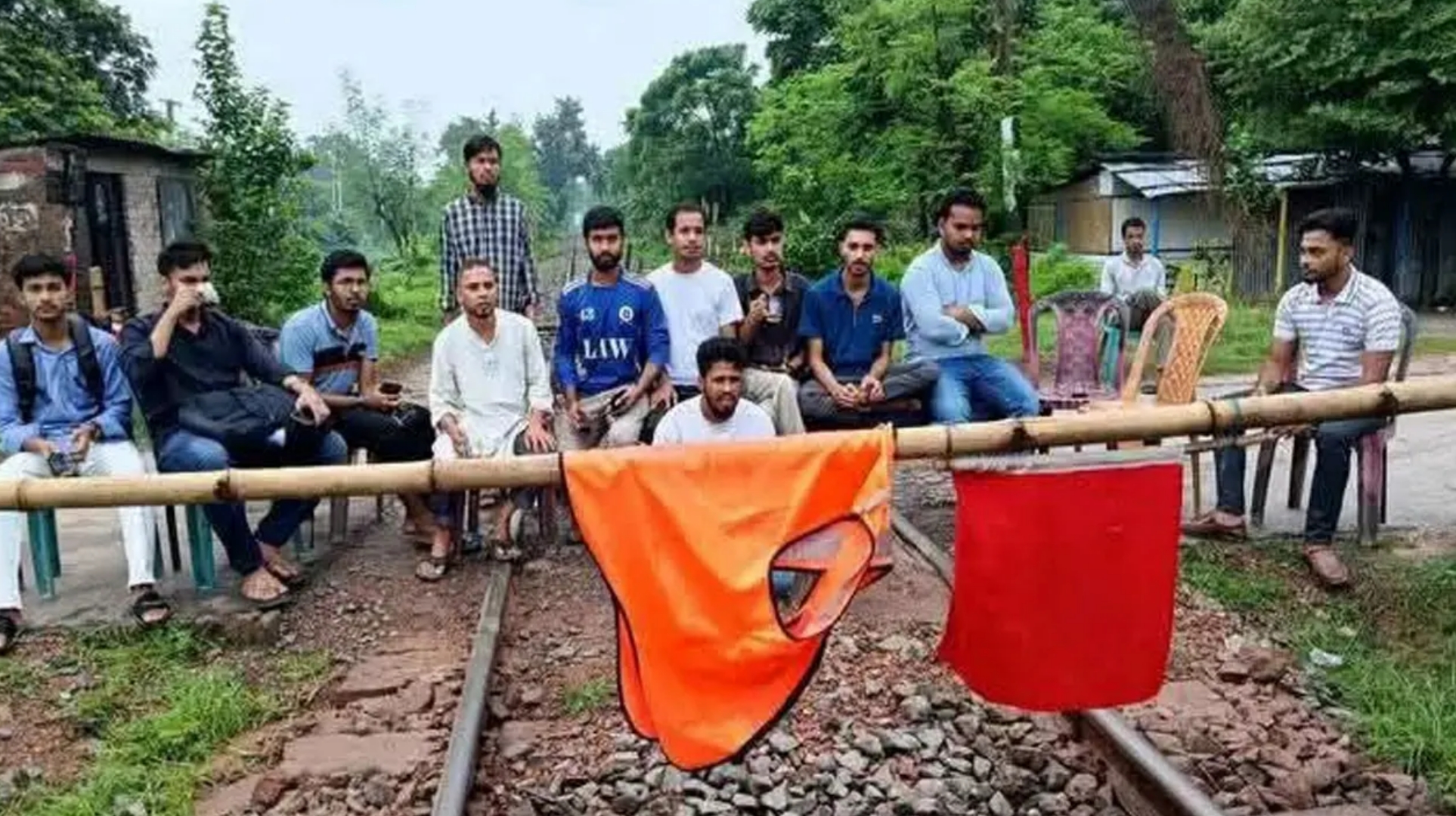 শিক্ষার্থীদের অবরোধে রাজশাহীতে রেল যোগাযোগ বন্ধ