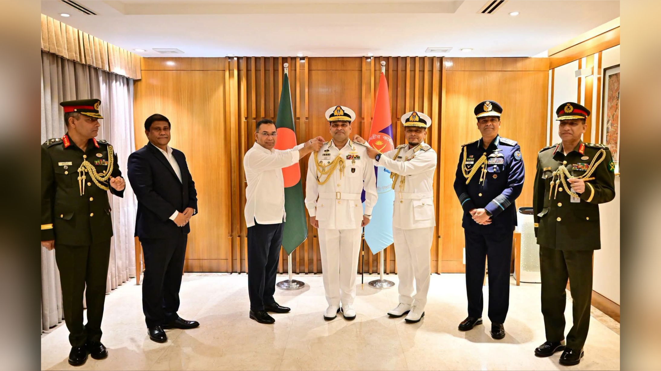 নতুন নৌপ্রধানকে ভাইস অ্যাডমিরাল র‍্যাংক ব্যাজ পরালেন প্রধানমন্ত্রী