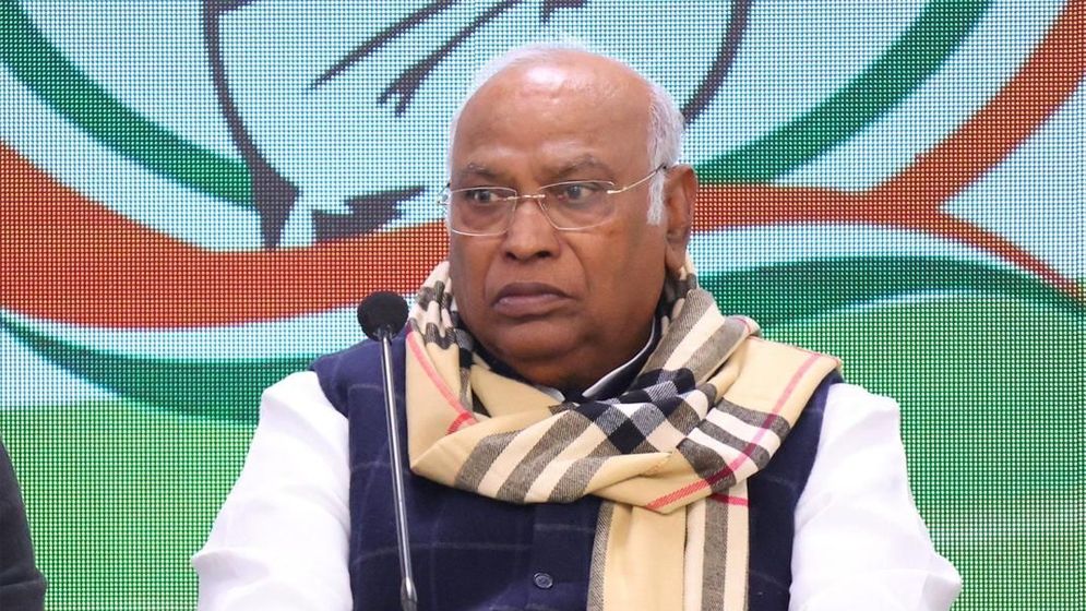 শিক্ষামন্ত্রীর পদত্যাগ দাবি খাড়গের