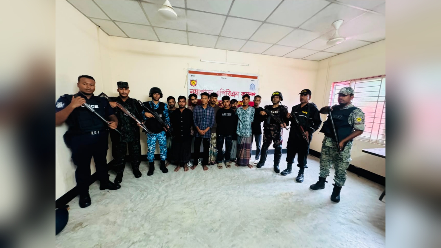 রোহিঙ্গা ক্যাম্পে যৌথ অভিযানে অস্ত্র উদ্ধার, আটক ১৭