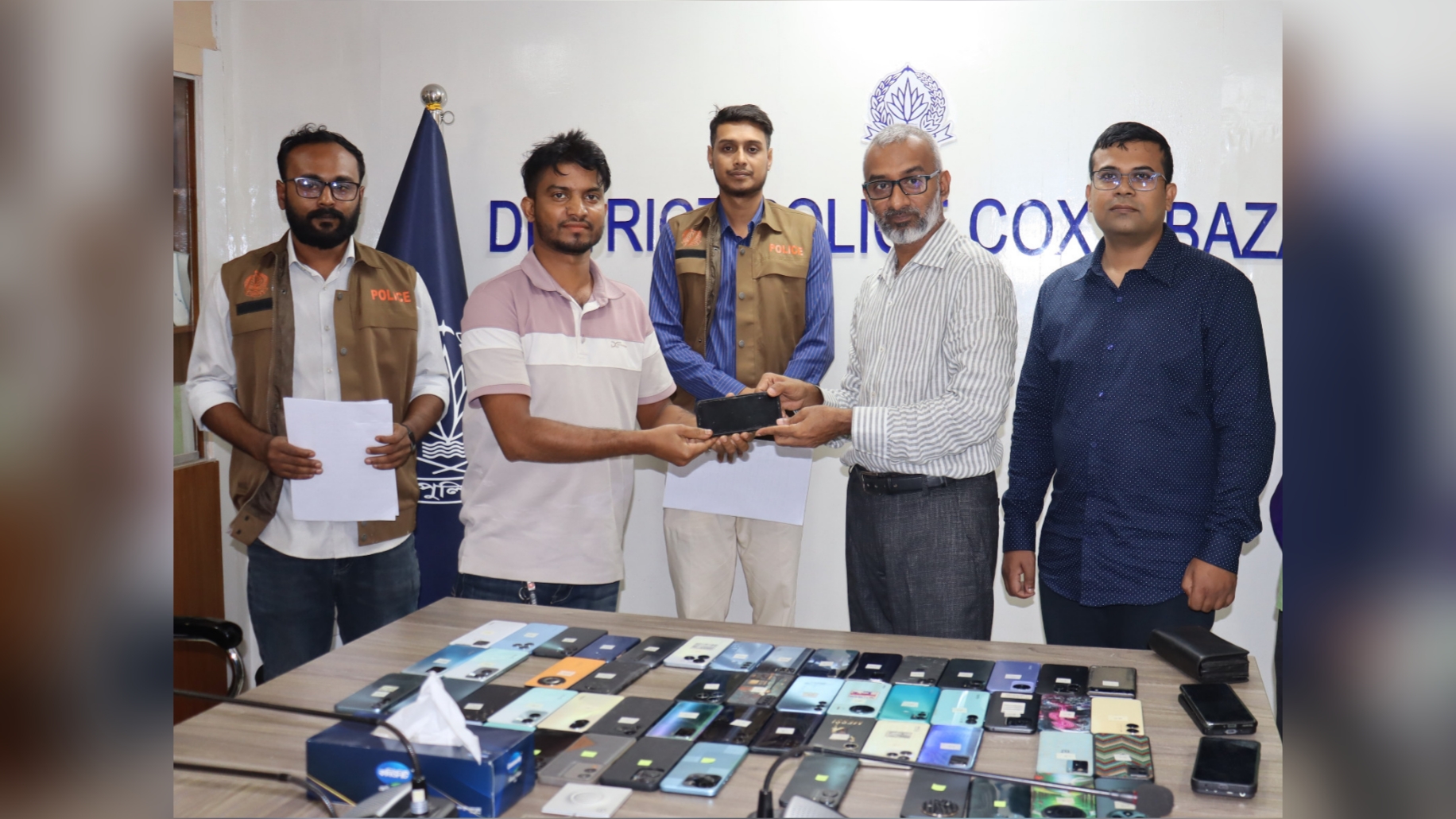হারানো ৬০ মোবাইল উদ্ধার করে আস্থা বাড়াল কক্সবাজার জেলা পুলিশ