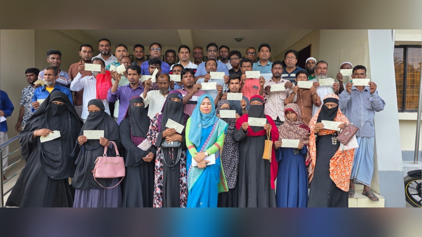 সোনাগাজীতে ক্ষতিগ্রস্তদের মাঝে চেক বিতরণ