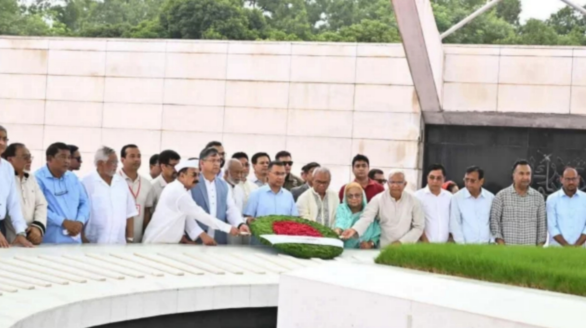 বিএনপির প্রতিষ্ঠাবার্ষিকীতে জিয়া-খালেদার সমাধিতে প্রধানমন্ত্রীর শ্রদ্ধা
