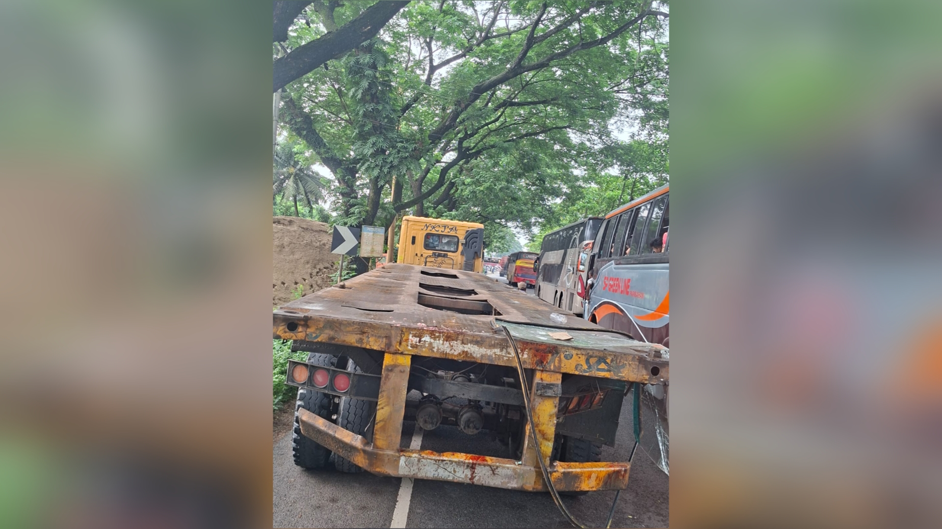 ফেনীতে বাস, কাভার্ডভ্যান ও লরির ত্রিমুখী সংঘর্ষে নিহত ৪