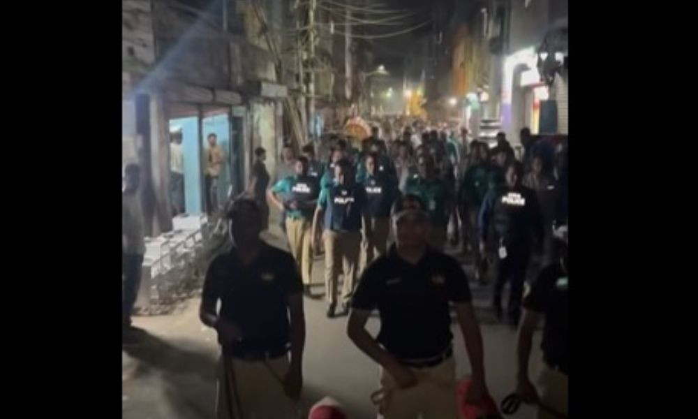 মোহাম্মদপুরে ডগ স্কোয়াড নিয়ে অভিযান আইন-শৃঙ্খলা রক্ষা বাহিনীর