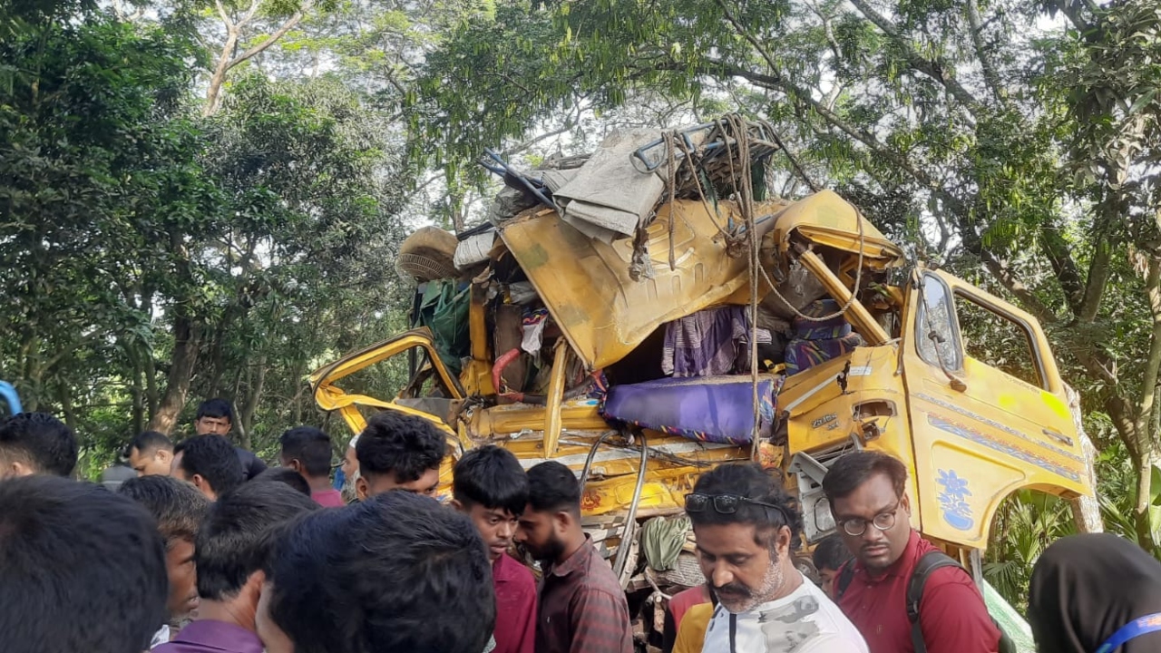 নাটোরে বাস-ট্রাকের মুখোমুখি সংঘর্ষ নিহত ১৪