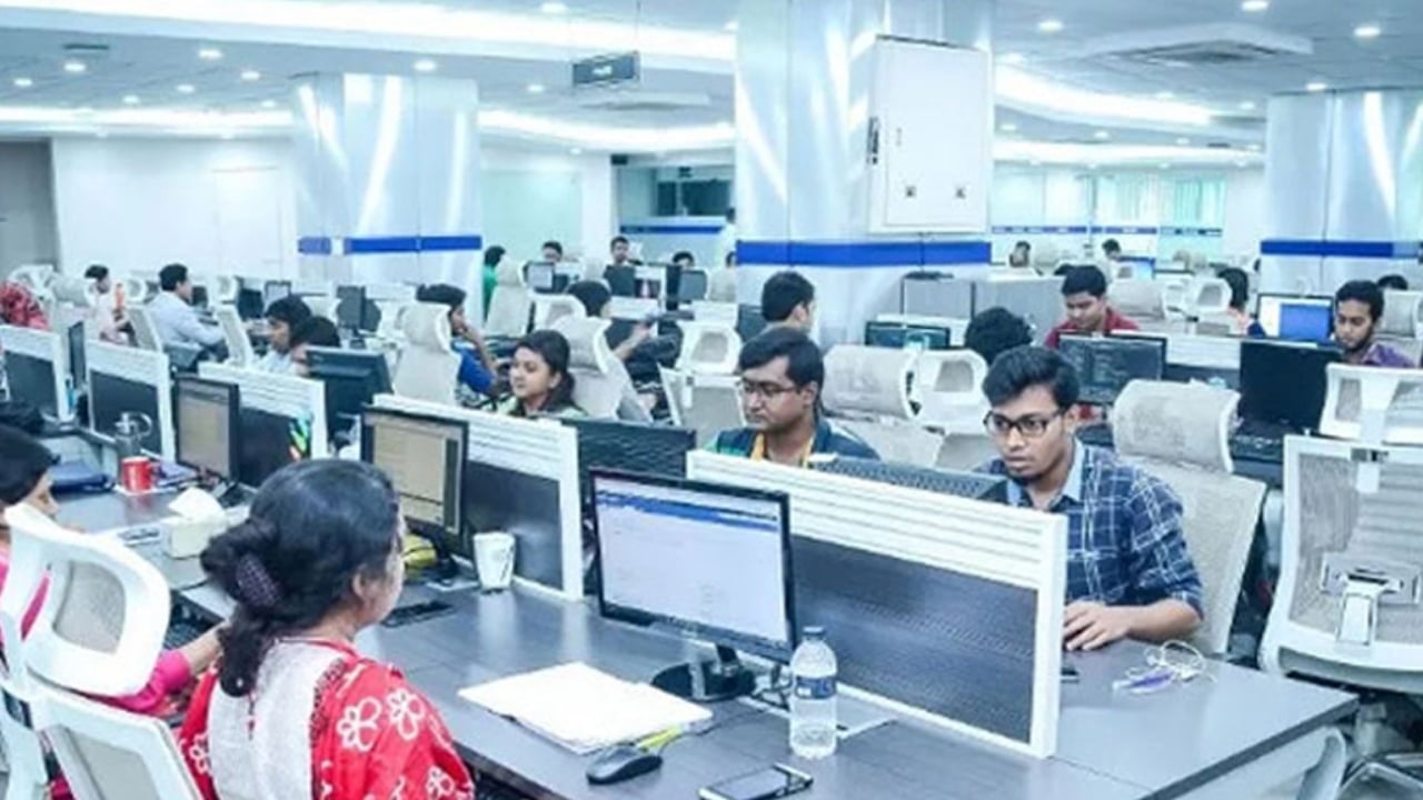 পাঁচ দিনের ছুটি শেষে খুলছে অফিস-আদালত