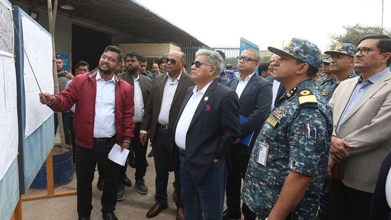 চট্টগ্রাম বন্দর জঞ্জালমুক্ত না হওয়ায় ক্ষোভ প্রকাশ নৌ উপদেষ্টার