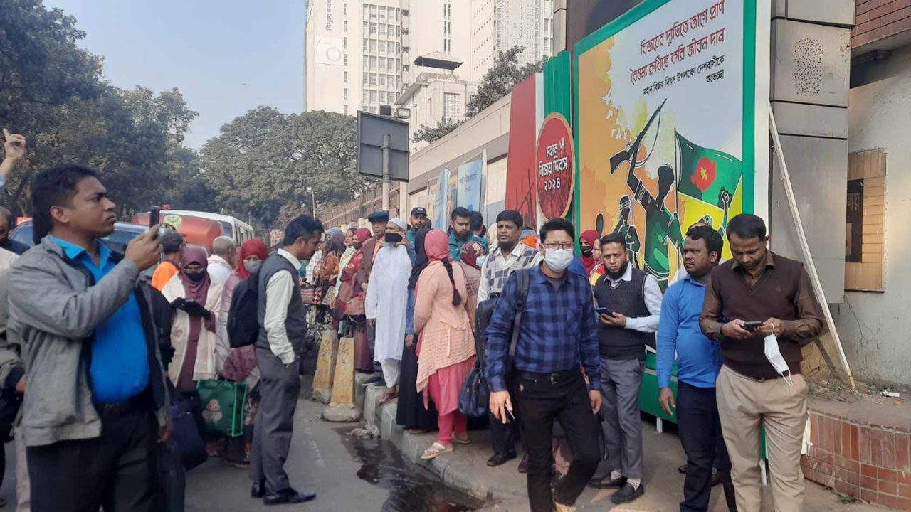 সচিবালয়ে প্রবেশ বন্ধ, গেটে কর্মকর্তা-কর্মচারীদের ভিড়