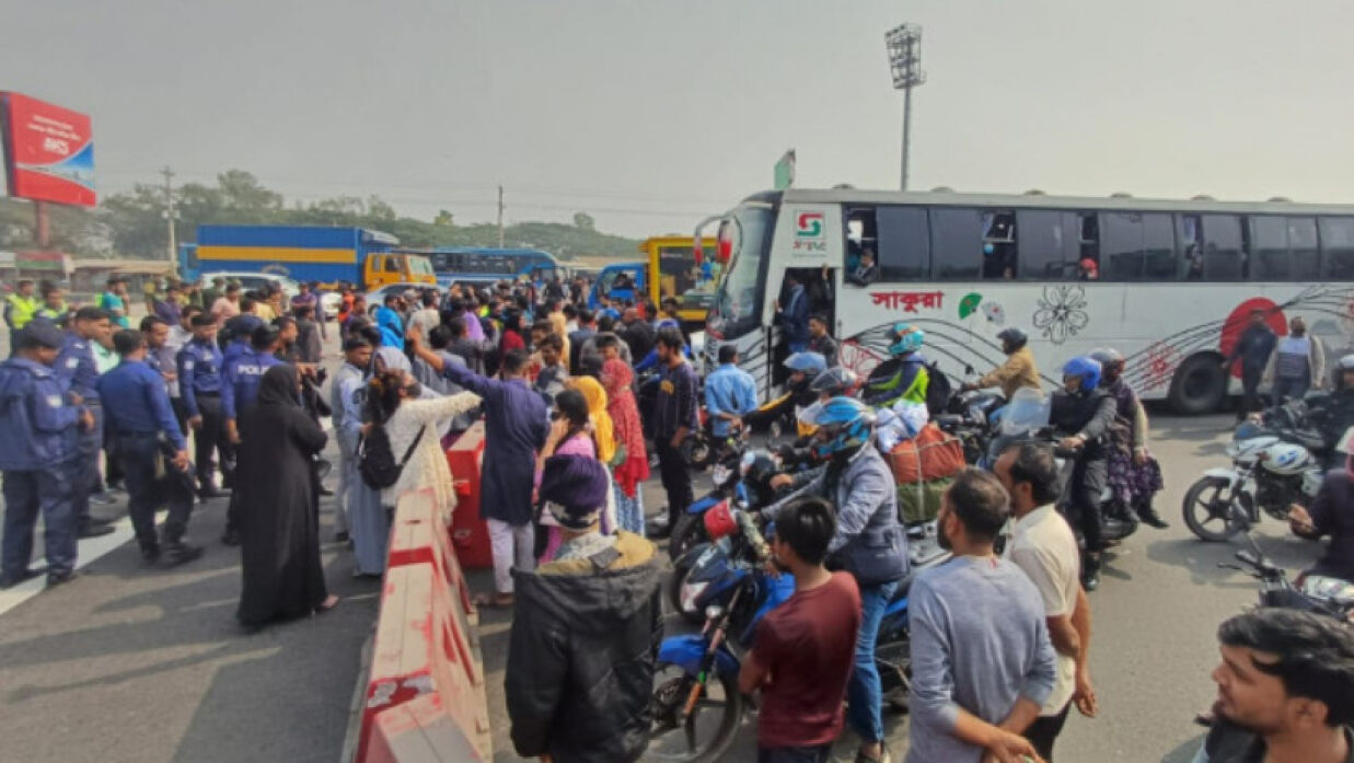 ঢাকা-মাওয়া এক্সপ্রেসওয়ে অবরোধ করে বৈষম্যবিরোধী ছাত্রদের অবস্থান
