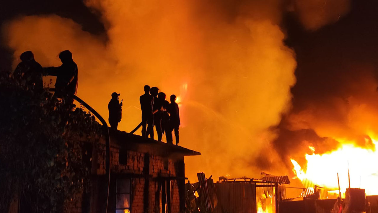 তেজগাঁও ট্রাকস্ট্যান্ডে ভয়াবহ আগুন, নিয়ন্ত্রণে ৩ ইউনিট