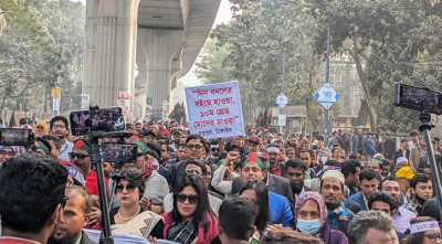 যমুনা অভিমুখে শিক্ষকদের পদযাত্রায় পুলিশের বাধা, শাহবাগে অবস্থান