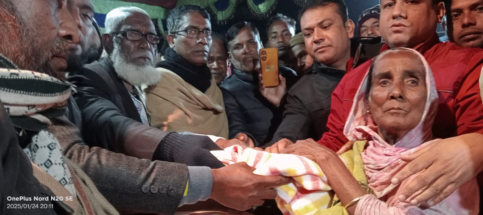 গফরগাঁওয়ে শীতার্ত ৫ শতাধিক মানুষকে কম্বল দিলেন ডা. রানা