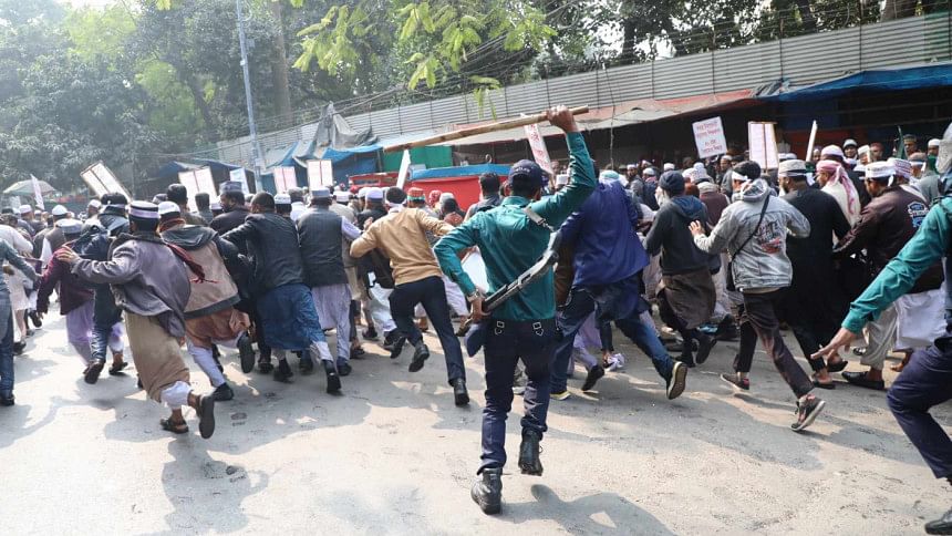 শাহবাগে ইবতেদায়ি শিক্ষকদের সমাবেশে পুলিশের লাঠিপেটা, জলকামান