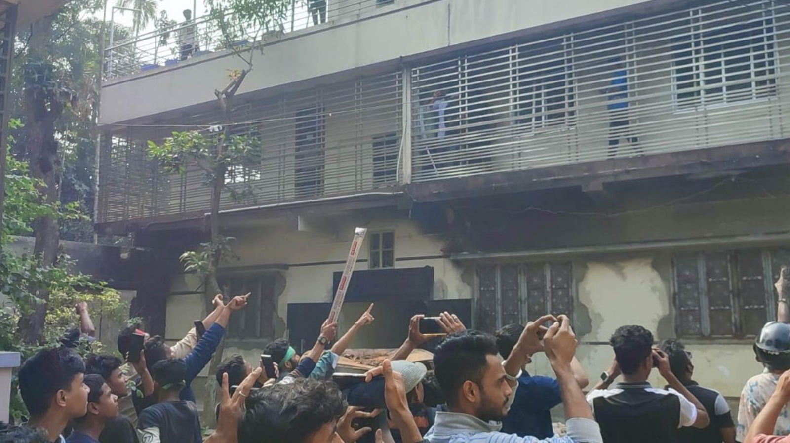 এবার ওবায়দুল কাদেরের বাড়িতে হামলা-ভাঙচুর