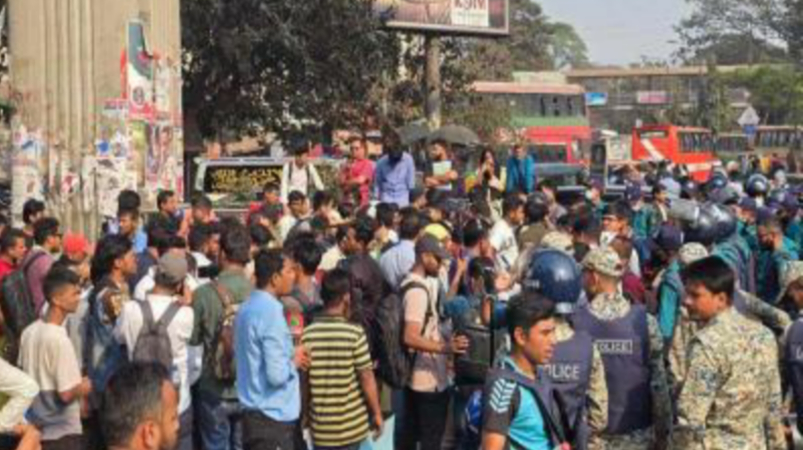 জুলাই বিপ্লবে আহতদের শাহবাগ অবরোধ