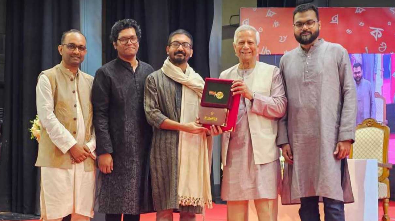একুশে পদক তুলে দিলেন প্রধান উপদেষ্টা