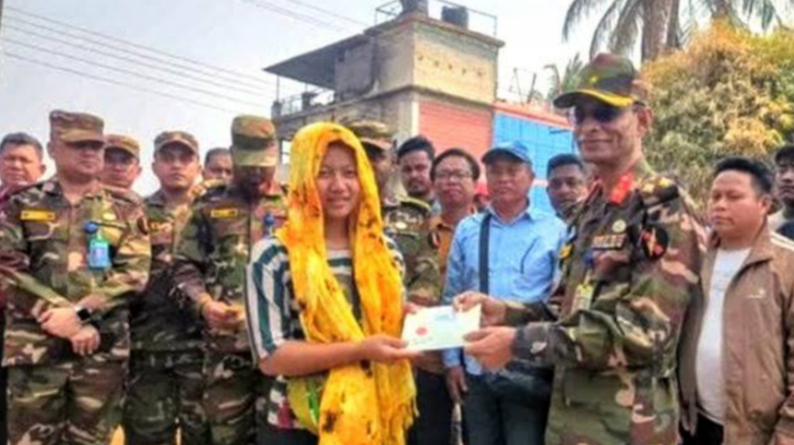 সাজেকে অগ্নিকাণ্ডে ক্ষতিগ্রস্তদের আর্থিক সহায়তা দিয়েছে সেনাবাহিনী