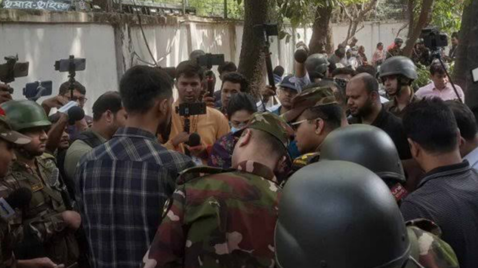 ঢাকা মেডিক্যালে যৌথ বাহিনীর অভিযানে আটক অর্ধশতাধিক