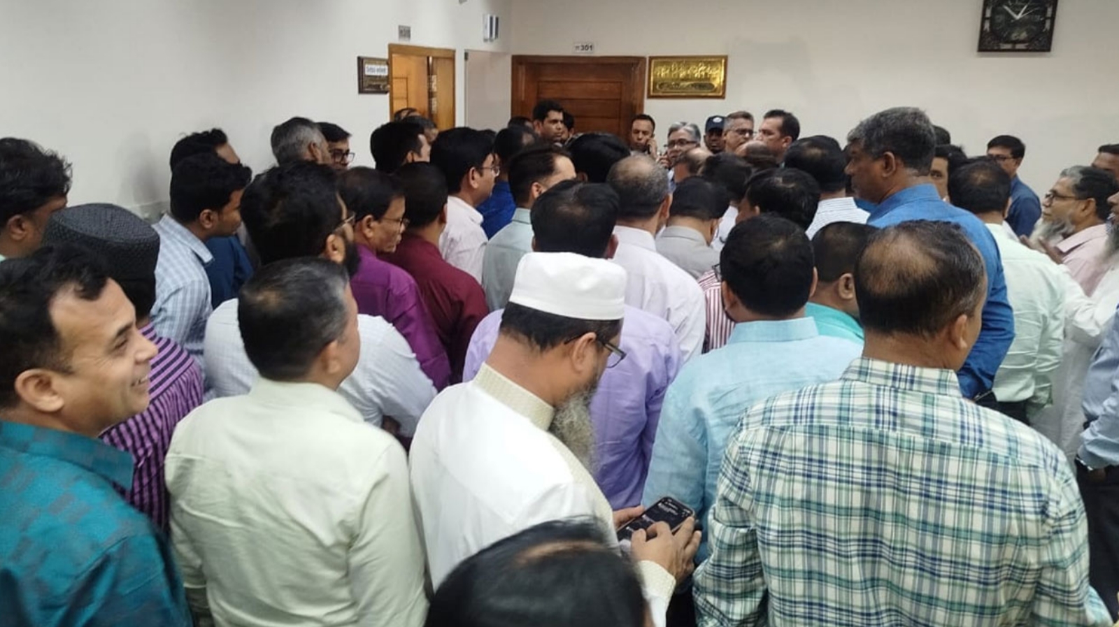 এনআইডি সেবা বন্ধের হুঁশিয়ারি ইসি কর্মকর্তাদের