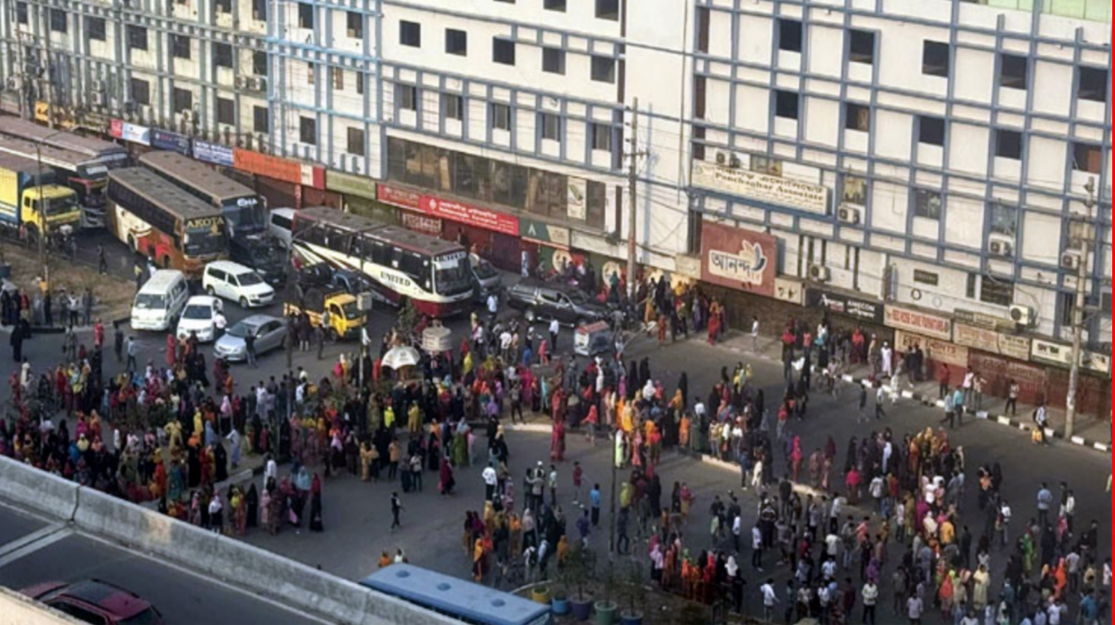বনানীতে গাড়িচাপায় পোশাকশ্রমিক নিহত, সড়ক অবরোধে তীব্র যানজট