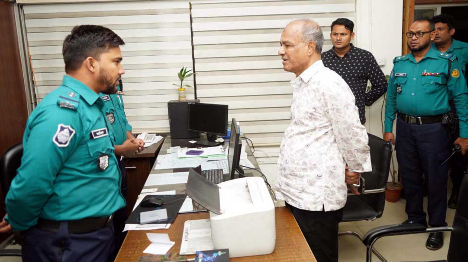 রাজধানীর ৪ থানা পরিদর্শন করলেন স্বরাষ্ট্র উপদেষ্টা