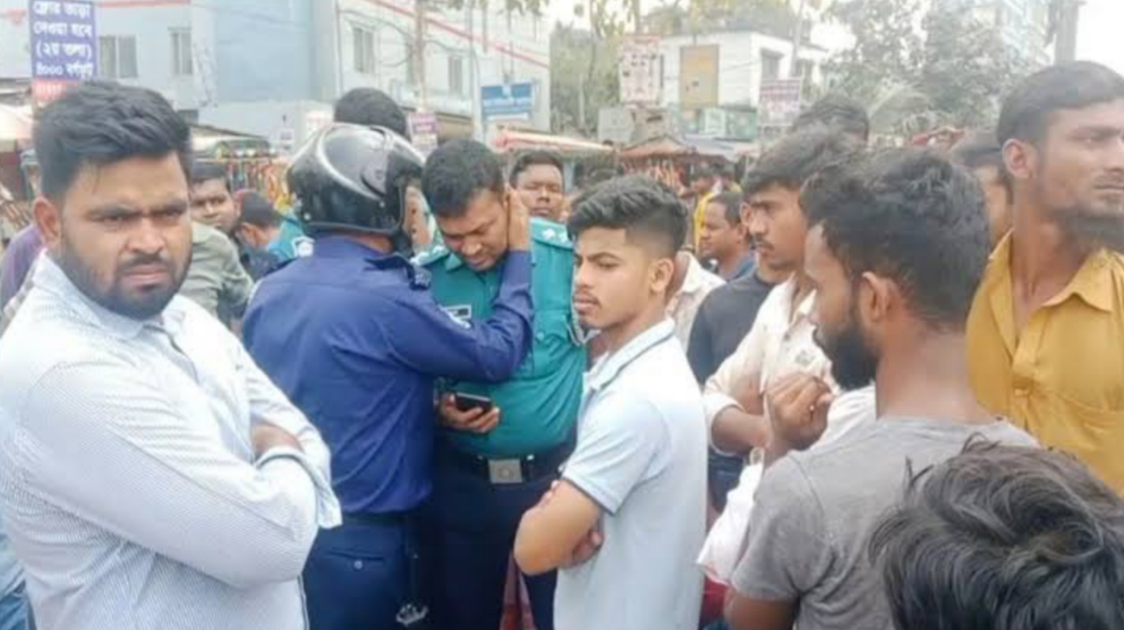 গাজীপুরে দাবি পূরণের আশ্বাসে মহাসড়ক ছাড়লেন শ্রমিকরা