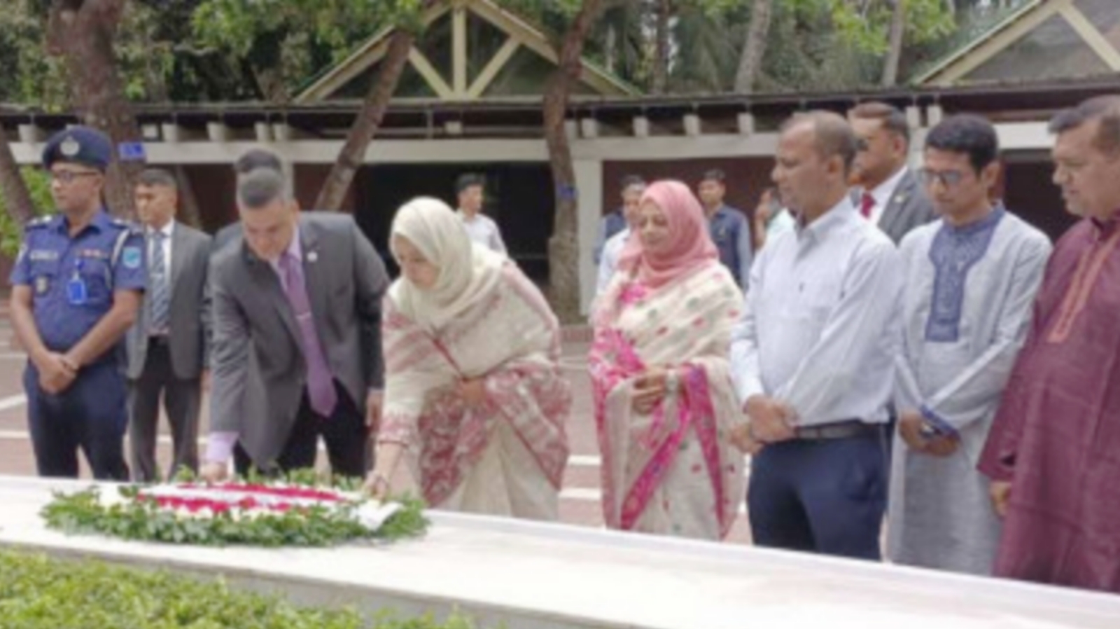 বঙ্গবন্ধুর সমাধিতে এনএসআই মহাপরিচালকের শ্রদ্ধা