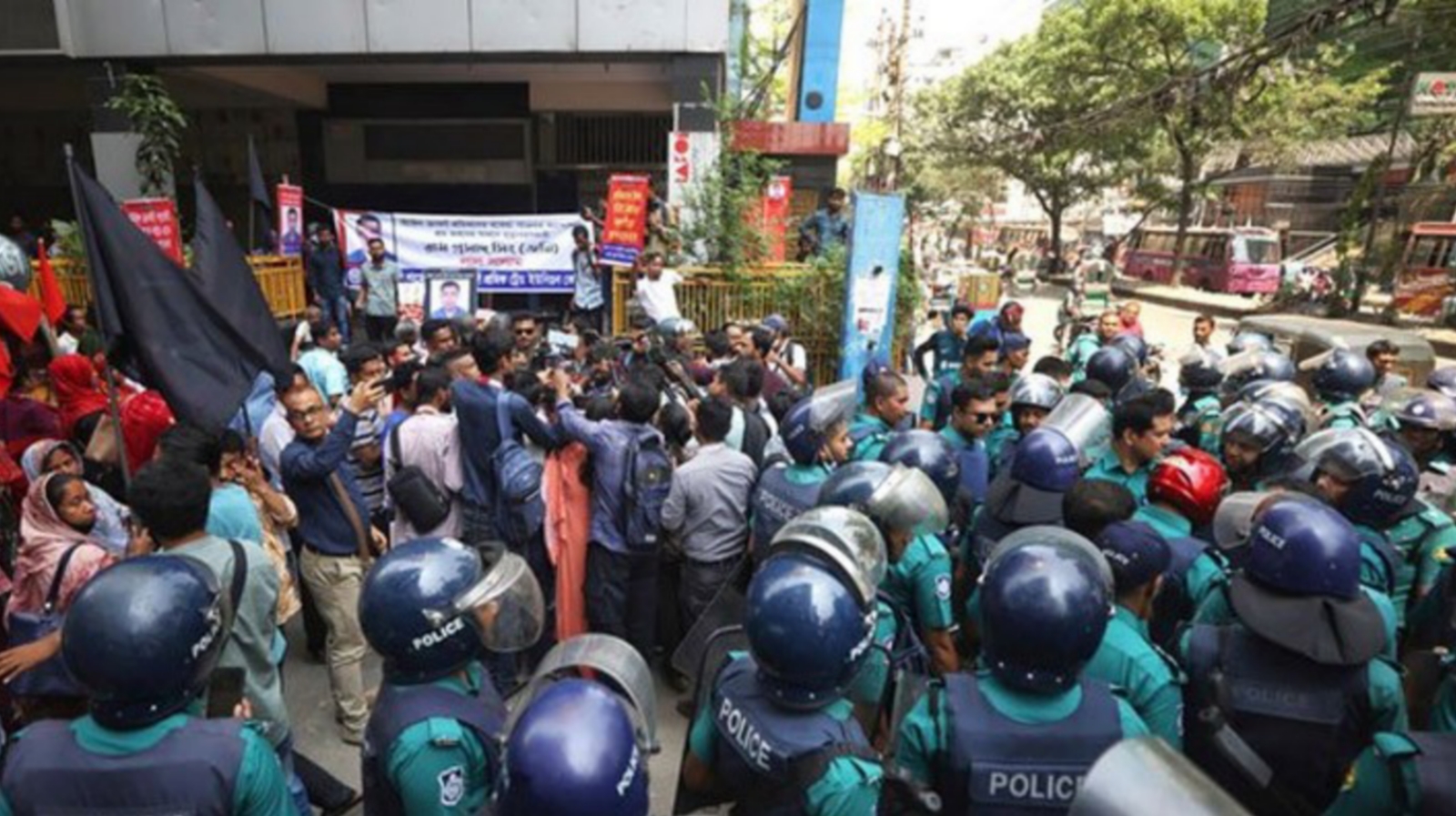 সচিবালয়ে শ্রমিকদের মিছিলে পুলিশের বাধা