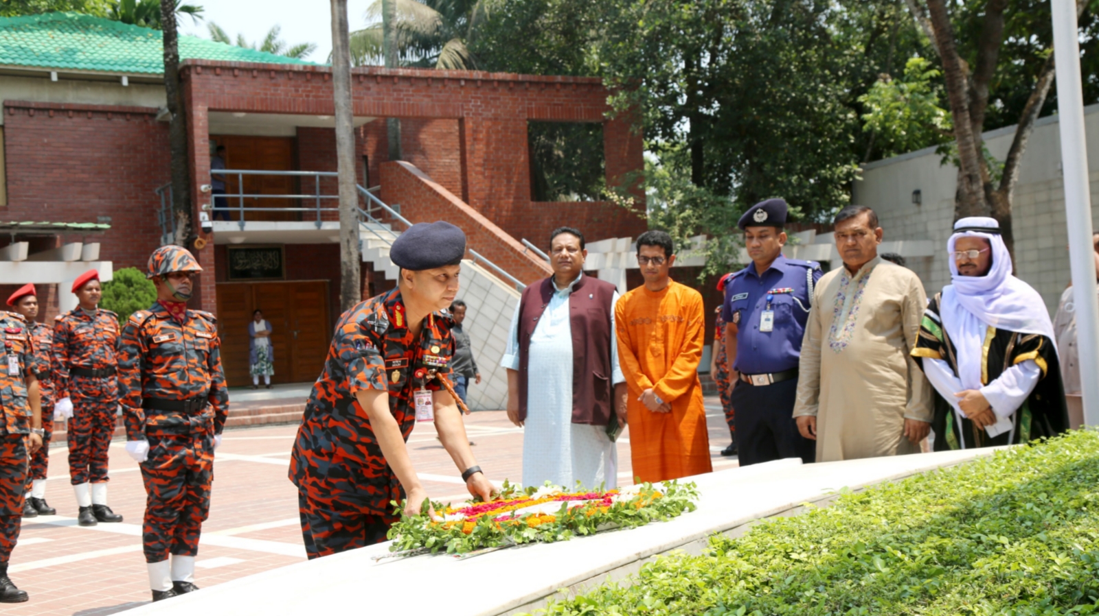 বঙ্গবন্ধুর সমাধিতে ফায়ার সার্ভিসের মহাপরিচালকের শ্রদ্ধা