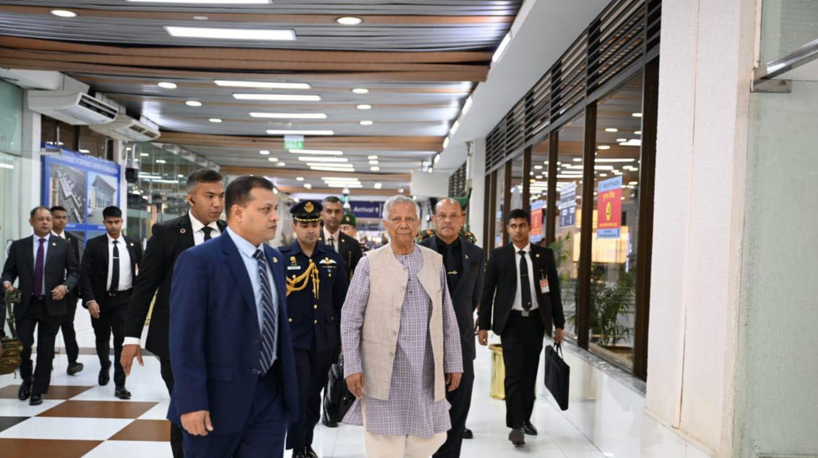 থাইল্যান্ডের উদ্দেশে ঢাকা ছাড়লেন প্রধান উপদেষ্টা
