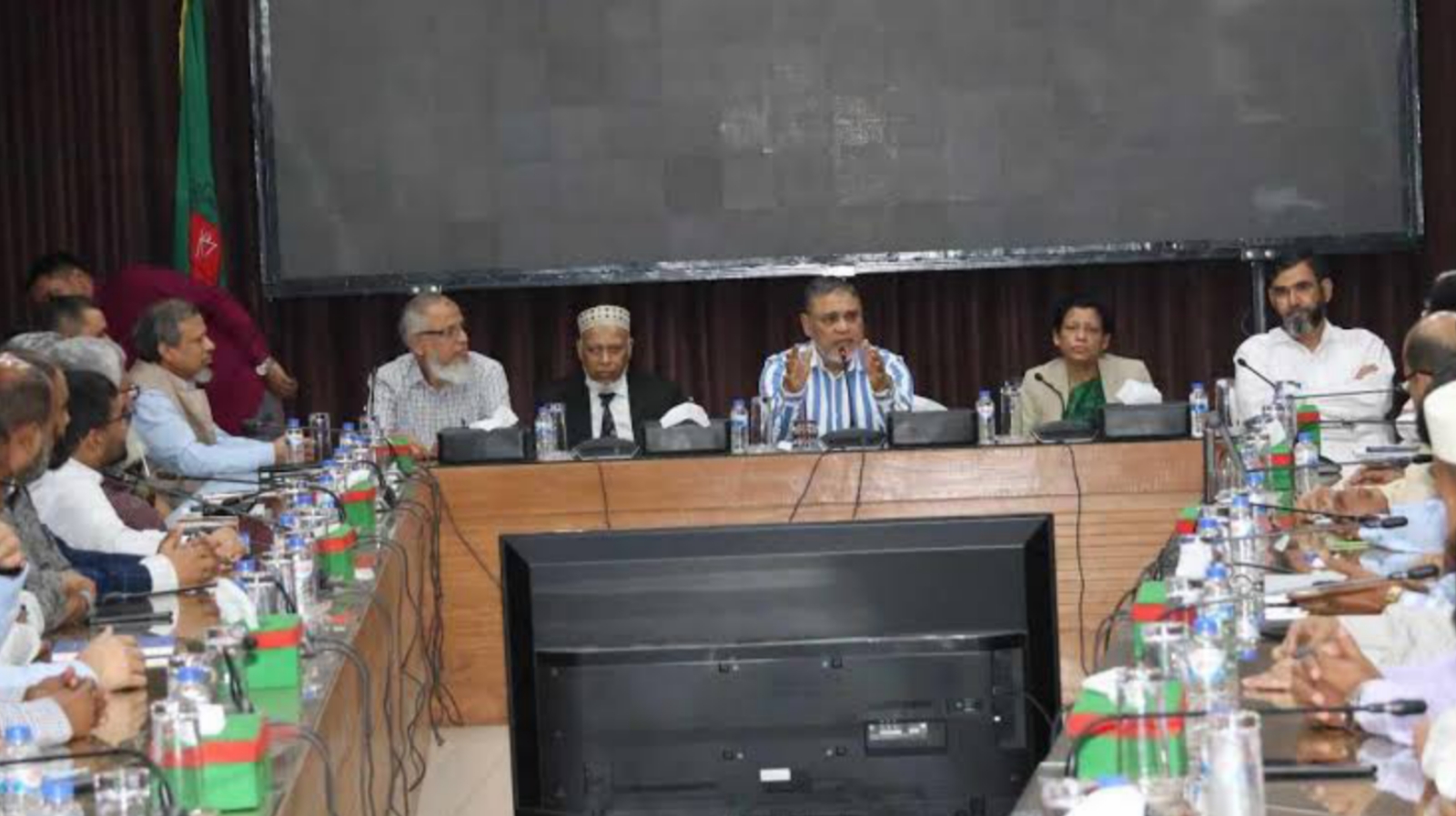 আপনারা অসাধ্য সাধন করেছেন, কর্মকর্তাদের বললেন সিইসি