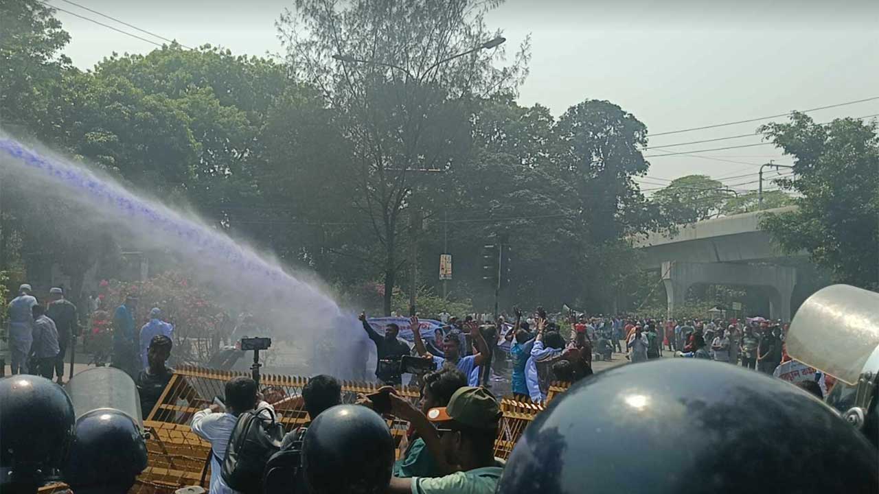 সচিবালয়মুখী চাকরিচ্যুত বিডিআর সদস্যদের মিছিল, পুলিশের বাধা