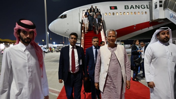 কাতারে পৌঁছেছেন ড. ইউনূস, পেলেন লালগালিচা সংবর্ধনা