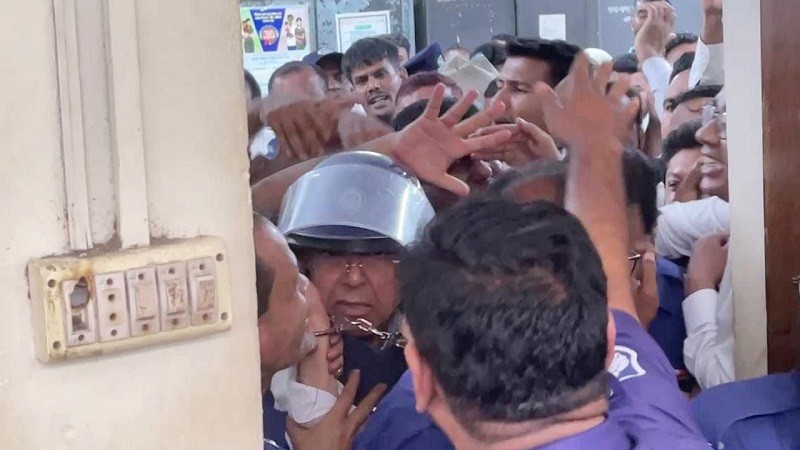 আদালত চত্বরে সাবেক আইনমন্ত্রী আনিসুল হককে চড়-থাপ্পড়