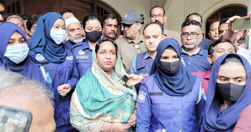 রাতভর নাটকীয়তার পর অবশেষে গ্রেফতার আইভী