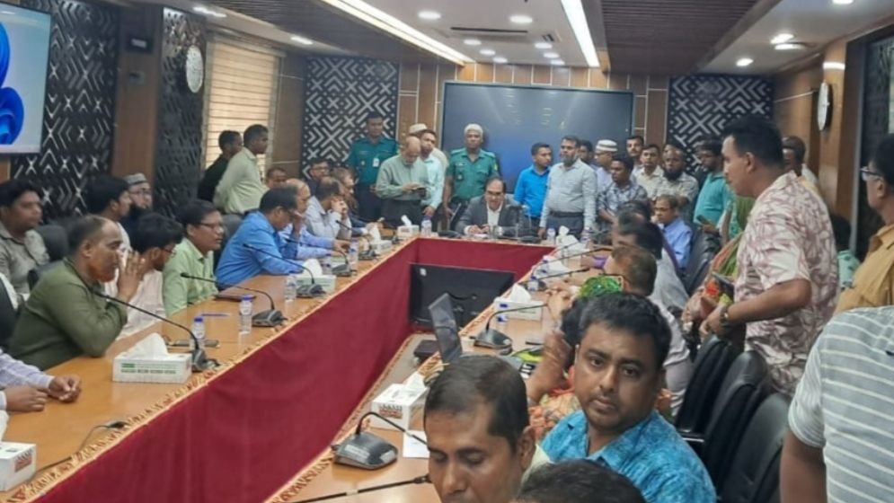 আন্দোলনরত কর্মকর্তা-কর্মচারীদের সঙ্গে সচিবদের বৈঠক