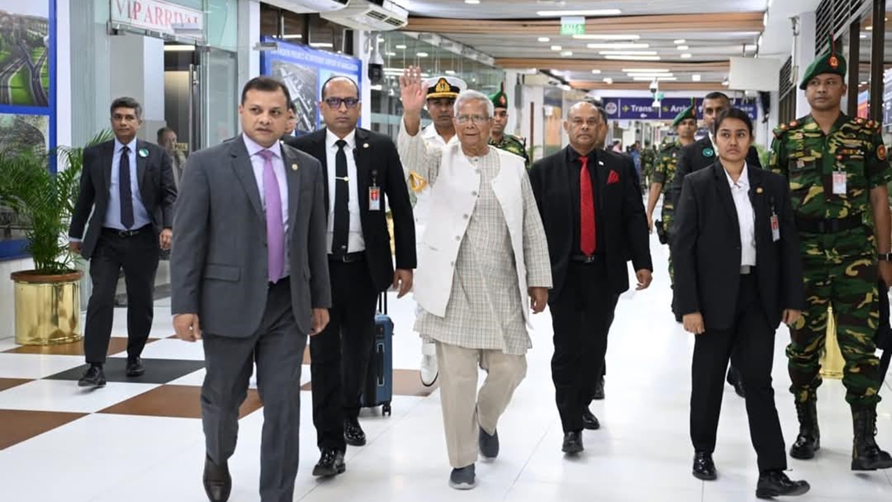 জাপানের উদ্দেশে ঢাকা ছাড়লেন প্রধান উপদেষ্টা 