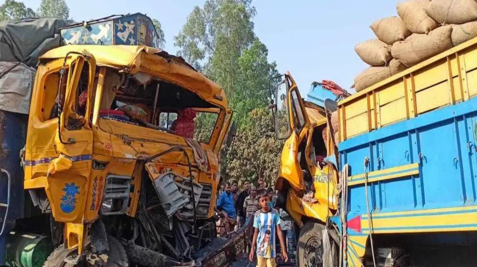 দিনাজপুরে দুই ট্রাকের মুখোমুখি সংঘর্ষ, নিহত ২ 